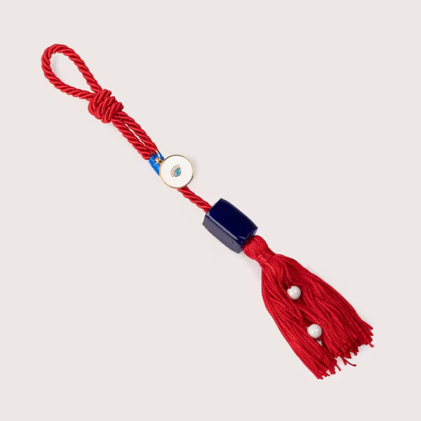 Porte-bonheur à suspendre Kyvos par Photyne, perle en verre bleu, cordon passmenterie et œil protecteur émaillé éloigne le mauvais œil et attire la chance