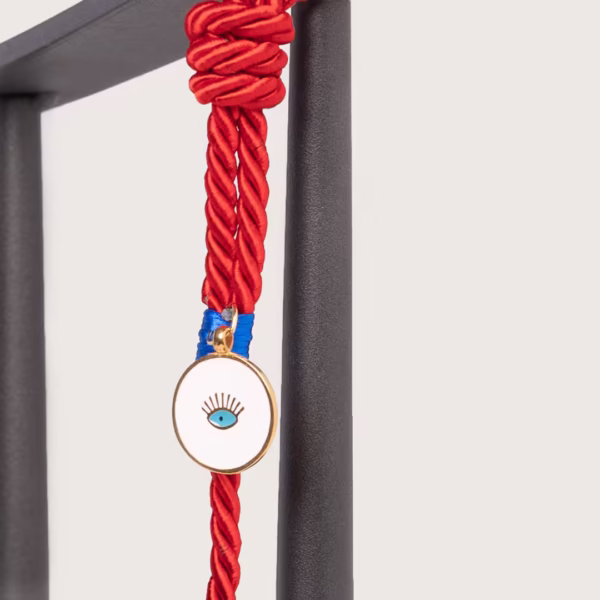 gros plan sur le porte-bonheur grec à suspendre Kyvos, perle bleue, perles céramiques et œil protecteur émaillé, talisman de protection et harmonie, une création Photyne.