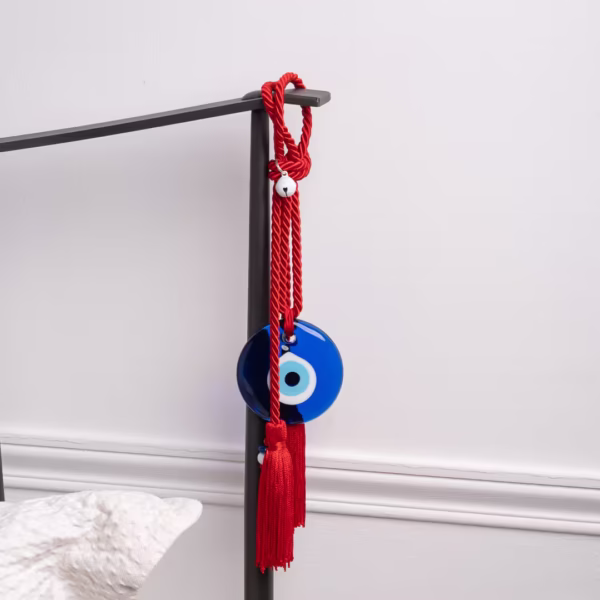 Symbole porte-bonheur œil grec bleu, perles céramique et pompons rouges, protection et énergie positive, une création originale Photyne.