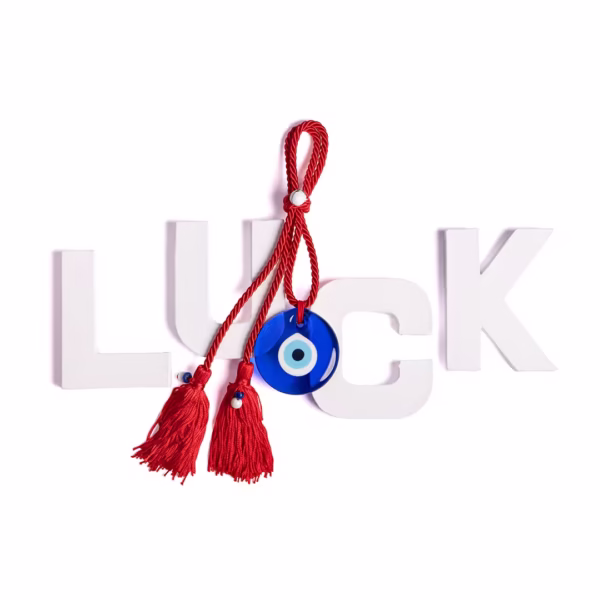 Objet déco porte-bonheur à suspendre, œil grec bleu protecteur, pompons rouges et perles céramiques, idéal cadeau porte chance, une création originale Photyne.