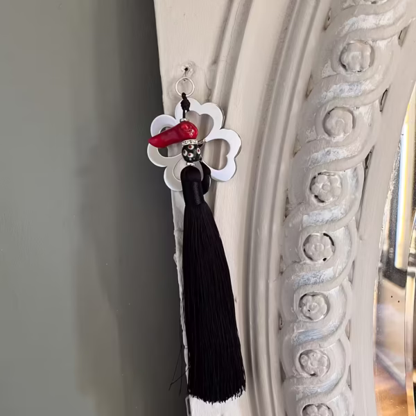 Objet déco porte bonheur, trèfle argenté avec pompon noir, corail et perle africaine, symbole de protection et bonheur universel, une création originale Photyne.