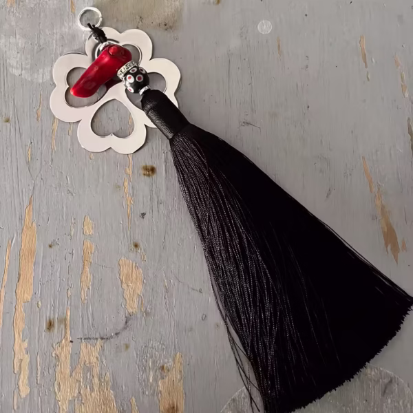 Talisman décoratif trèfle à quatre feuilles, métal argenté et corail rouge protecteur, objet porte bonheur artisanal grec, une création Photyne.