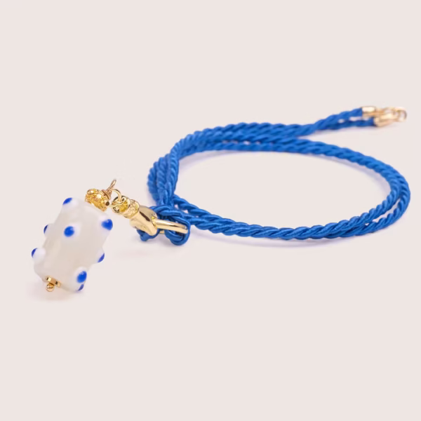 Collier sautoir 75cm, perle artisanale en verre soufflé de couleur blanche et breloque dorée main protectrice, une création originale Photyne.