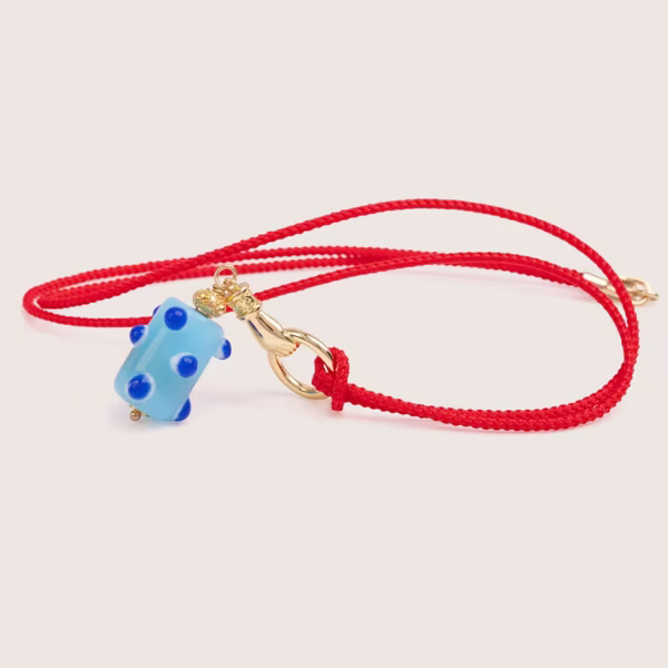 Collier sautoir 75cm, perle artisanale en verre soufflé de couleur bleue et breloque dorée main protectrice, une création originale Photyne.