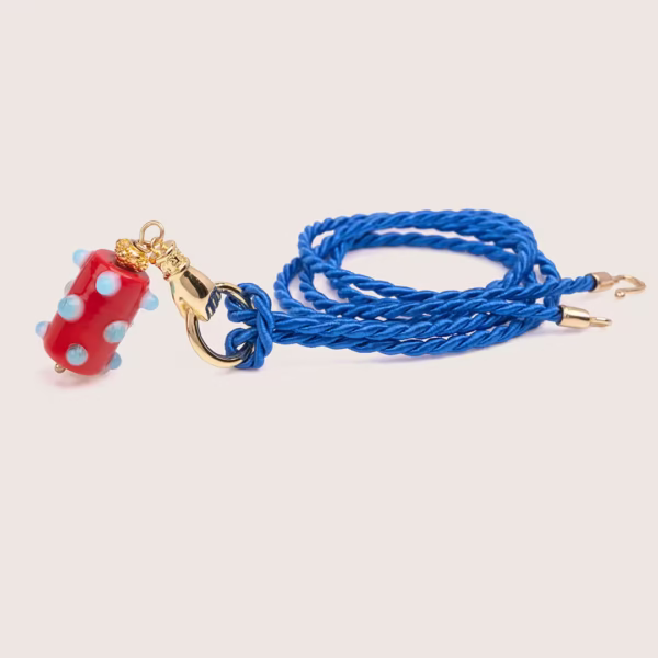Collier sautoir 75cm, perle artisanale en verre soufflé de couleur rouge et breloque dorée main protectrice, une création originale Photyne.