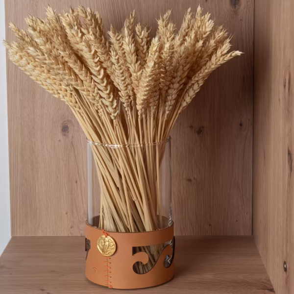 Vase artisanal en verre et cuir découpé motifs vagues, objet déco raffiné inspiré de la Méditerranée, création unique Photyne.