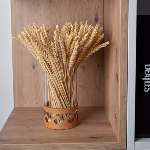 Vase décoratif Kyma, verre borosilicate robuste et cuir cousu main, médaille antique dorée, savoir faire artisanal Photyne.