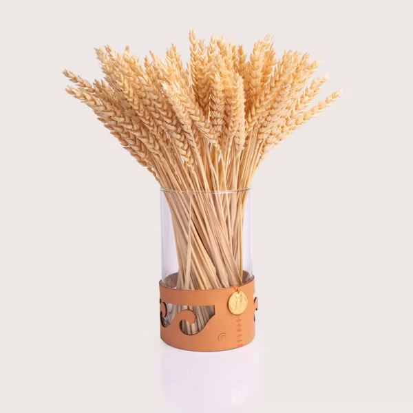 Vase en verre transparent habillé de cuir motifs vagues, harmonie entre modernité et tradition, une création originale Photyne.