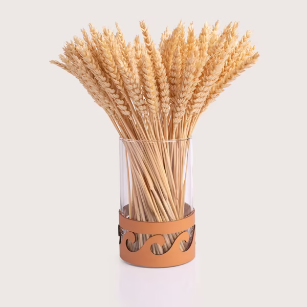 Vase design verre et cuir tannage végétal, orné d’une médaille antique dorée, objet déco raffiné, création unique Photyne.