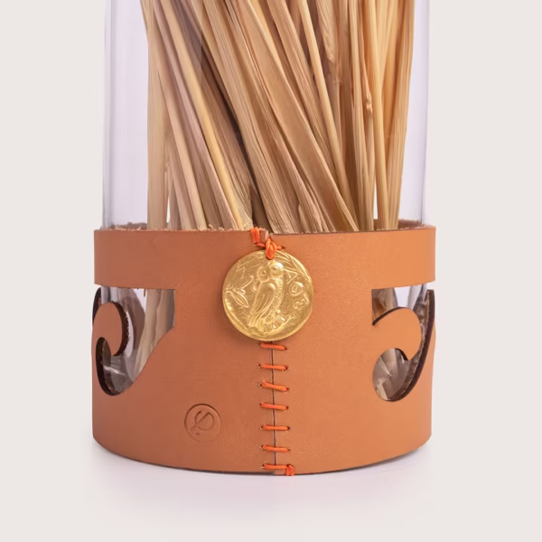 Vase cylindrique en verre transparent et cuir cousu main, décoration artisanale inspirée de la Grèce, savoir faire artisanal Photyne.