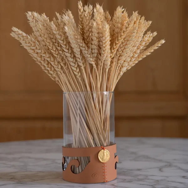 Vase en verre transparent et cuir cousu main, décoration artisanale inspirée de la Grèce, savoir faire Photyne.