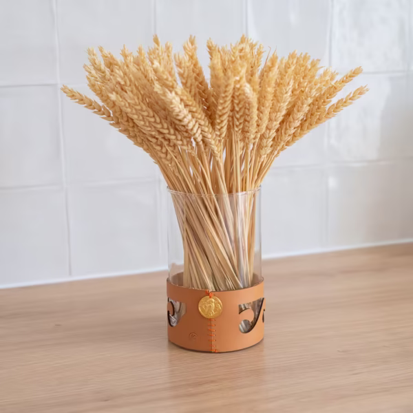 Vase décoratif verre et cuir cousu main, orné d’une médaille antique dorée, inspiration grecque artisanale, une création Photyne.