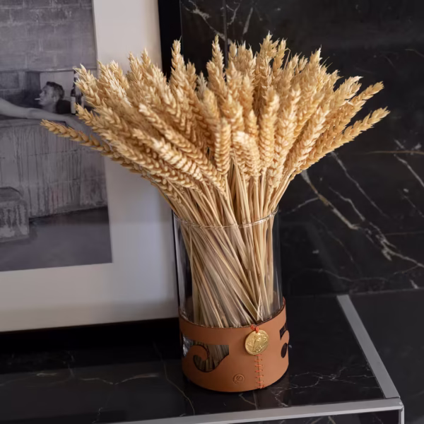 Vase décoratif verre et cuir, motif vagues symbolisant harmonie et fluidité, inspiration grecque artisanale, une création Photyne.