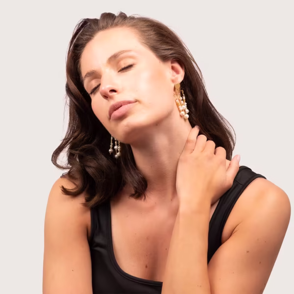 Boucles d'oreilles fantaisie femme, créoles dorées et perles d’eau douce naturelles - modèle Céleste par Photyne.