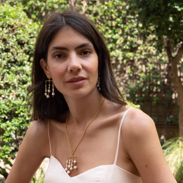 Bijou unique Céleste, boucles d’oreilles pendantes perles baroques blanches et perles dorées, glamour et raffinement, création unique Photyne.