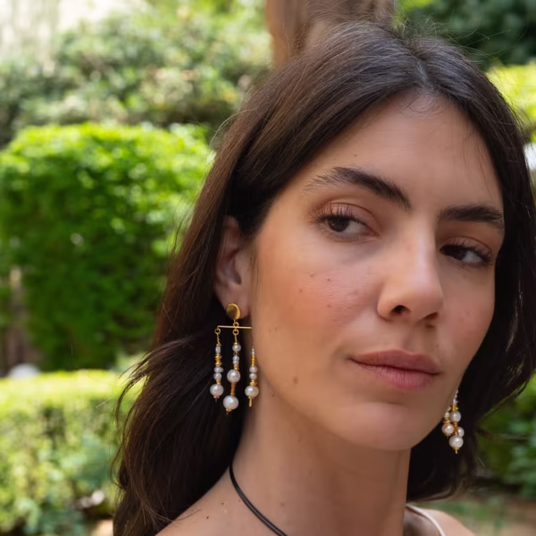 Boucles pendantes femme Céleste, design chandelier avec perles naturelles et dorures brillantes, glamour et style intemporel, une création Photyne.