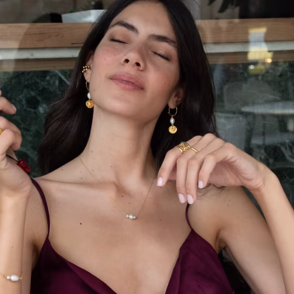 Boucles d’oreilles créoles artisanales, perles d’eau douce et médaille dorée inspirée de l’Antiquité grecque, une création originale Photyne.