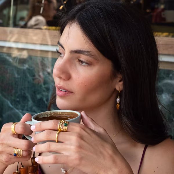 Bijou unique Sophia, boucles créoles élégantes avec perle baroque blanche et dorures raffinées, création unique Photyne.