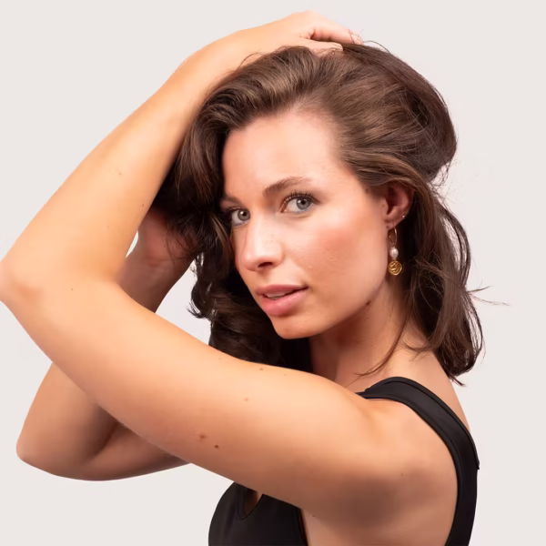 Boucles d'oreilles modèle Sophia, créoles pendantes en or fin et perle d’eau douce baroque, bijou intemporel inspiré de la Grèce, création unique Photyne.