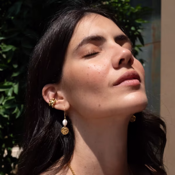Boucles d’oreilles créoles Sophia, un bijou d'inspiration grecque ultra chic selon Photyne