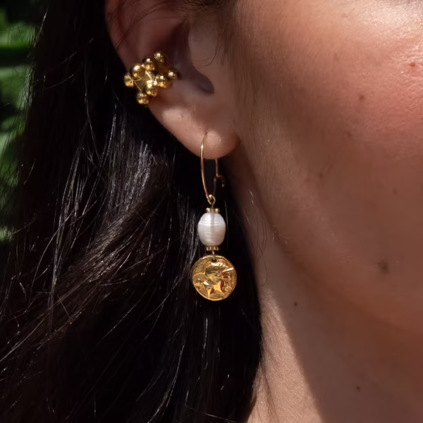 Focus sur les Boucles d’oreilles grecques Sophia, perles baroques et dorures délicates, bijou pour femme élégante, une création Photyne.