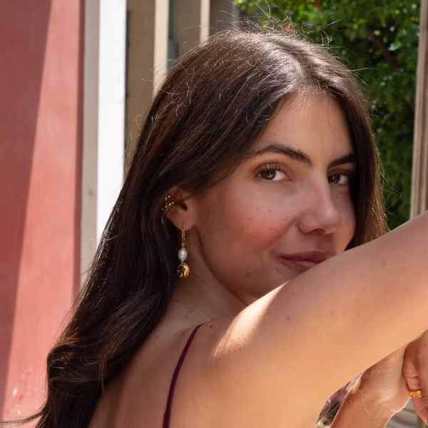 Boucles d’oreilles créoles Sophia, perles d’eau douce baroques et médaille dorée antique -Photyne.