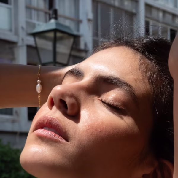 Bijou unique Marina, bracelet fin ajustable avec deux perles baroques et élément doré raffiné, création unique Photyne.