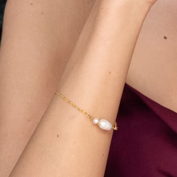 Bracelet raffiné Marina, perles d’eau douce lumineuses et fleur dorée délicate, style bohème chic, savoir faire artisanal Photyne.