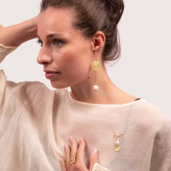 Broche Emma, bijou artisanal raffiné avec perles d’eau douce et médaille antique dorée, accessoire élégant et féminin, une création Photyne.