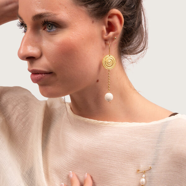 Bijou fantaisie Emma, broche dorée 4,5 cm avec perles baroques et médaille antique élégante, création unique Photyne.