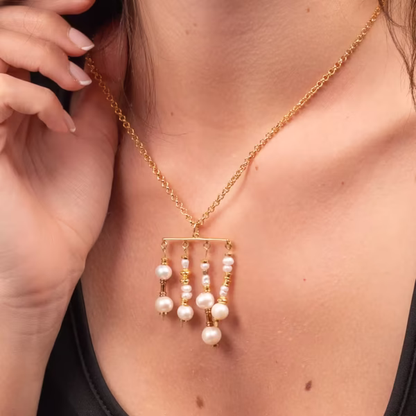 Collier pour femme- perles blanches baroques et éléments dorés- modèle Aphrodite - Une création Photyne