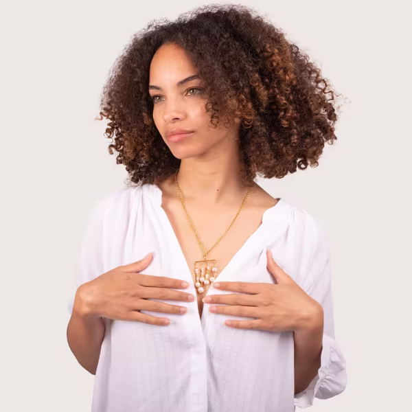 Pendentif élégant, véritables perles d’eau douce et chaîne dorée à l’or fin, bijou bohème chic, savoir faire artisanal Photyne.