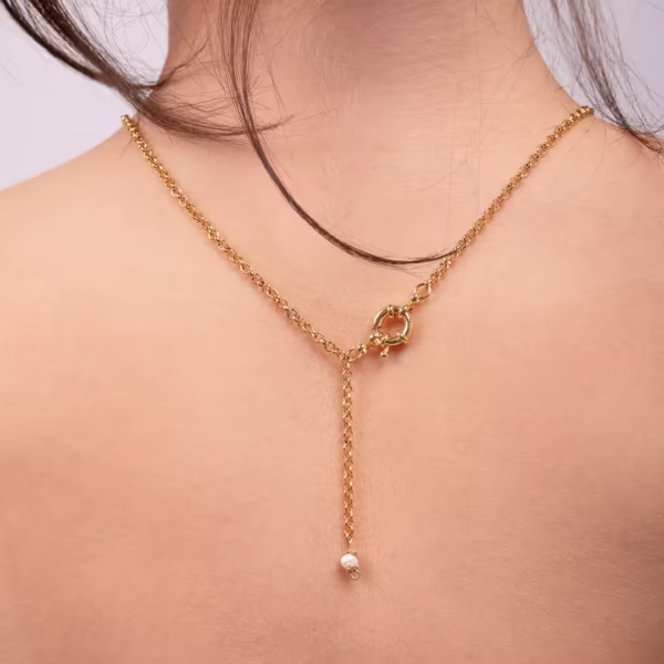 Collier Aphrodite, vue de dos, finition perles baroques - Photyne