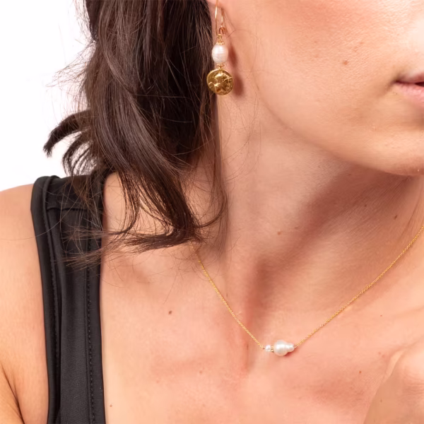 Collier pour femme original et subtil , chaîne dorée et perles d’eau douce, bijou inspiré de la Méditerranée, une création Photyne.