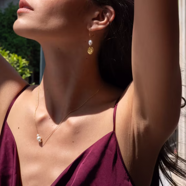 Collier Paulina, chaîne fine dorée à l’or fin avec perles d’eau douce baroques, un bijou grec élégant, par Photyne.