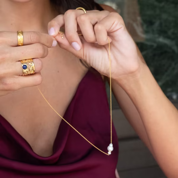 Collier artisanal délicat, perles baroques et élément doré raffiné, bijou féminin chic bohème, une création Photyne.