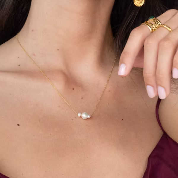 Collier fin femme, perles d’eau douce lumineuses séparées par une fleur dorée, bijou chic méditerranéen, création unique Photyne.