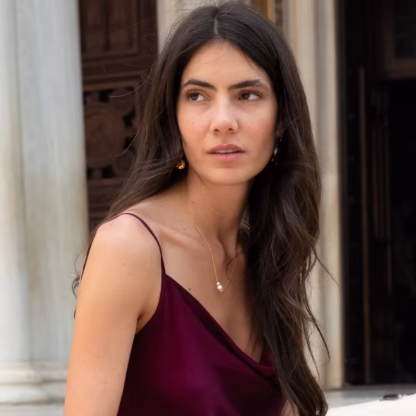 Collier artisanal Paulina, perles baroques irrégulières et maille dorée élégante, bijou fantaisie bohème chic, savoir faire artisanal Photyne.