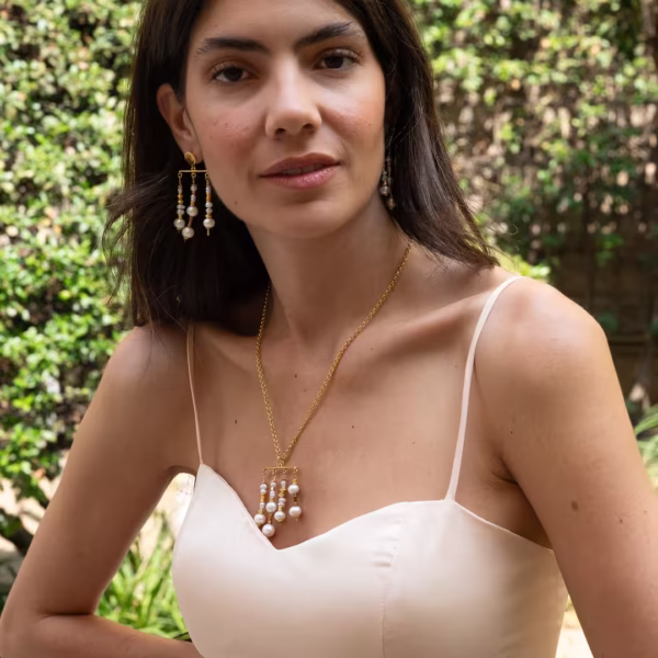 Bijou unique Aphrodite, collier perles baroques lumineuses et perles dorées raffinées, inspiration antique et élégance moderne, création unique Photyne.