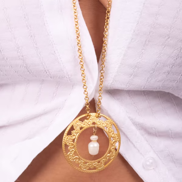 Gros plan sur la médaille dorée en forme de couronne ancienne du collier Christina - héritage grec- Photyne