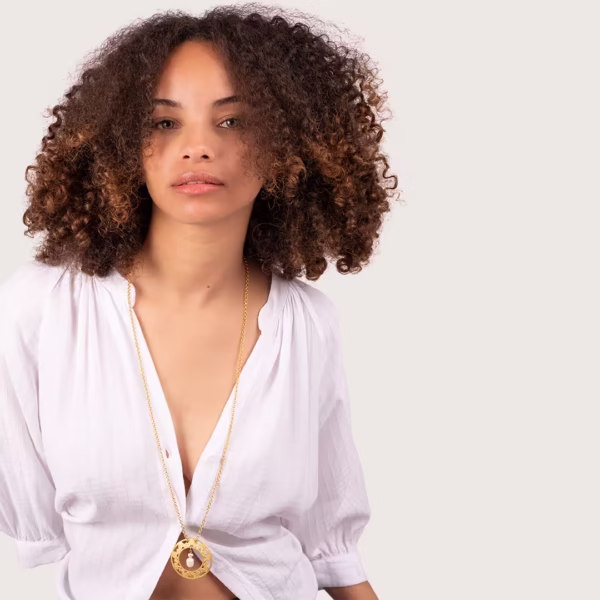 Sautoir long- perles d’eau douce baroques et médaille dorée - Modèle Christina - Photyne