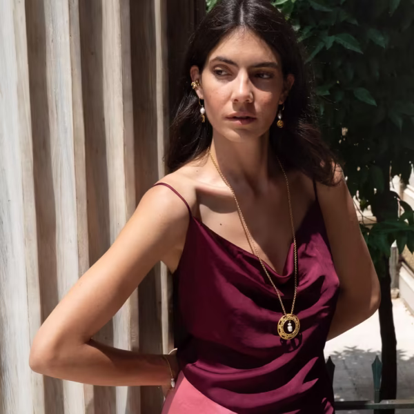 Sautoir élégant en perles naturelles et médaille antique, style chic méditerranéen inspiré de la Grèce et de son héritage, une création originale Photyne.