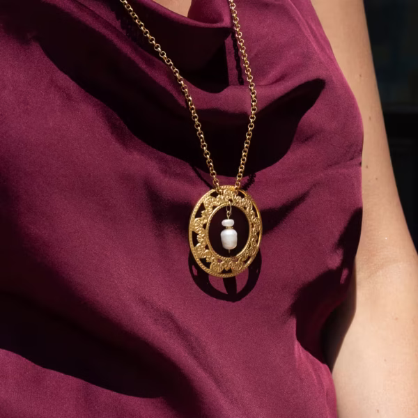 Collier long 80 cm, perles d’eau douce baroques et médaille dorée, bijou fantaisie raffiné, création unique Photyne.