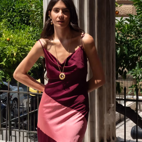 Bijou bohème chic Christina, sautoir doré à l’or fin avec perles naturelles et médaille antique, influences méditerranéennes, savoir faire artisanal Photyne.