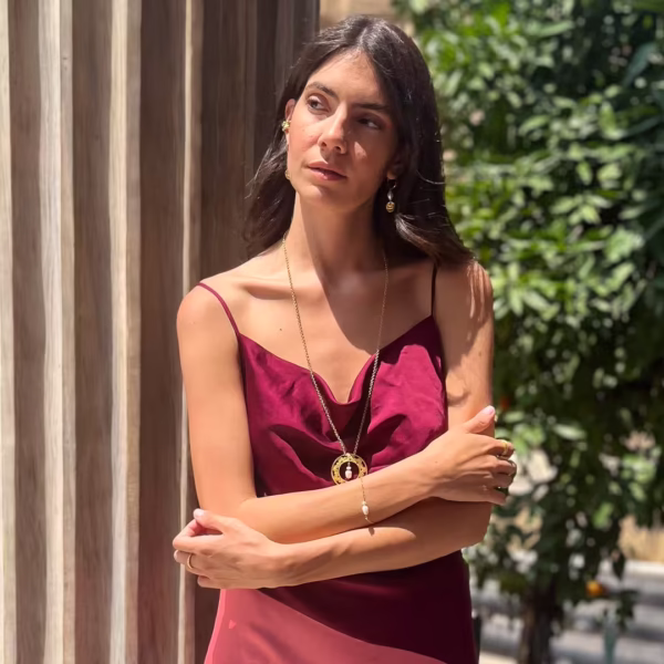 Collier sautoir chic et intemporel, perles d’eau douce et fleur dorée, bijou fantaisie femme élégant, une création originale Photyne.