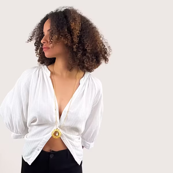 Sautoir Christina par Photyne - long collier et médaille dorée entourant des perles baroques - une création originale