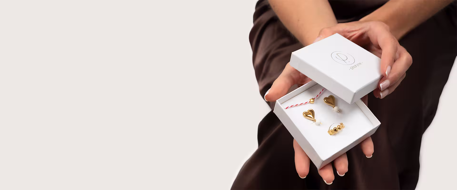 Coffret trois bijoux kardia - coeurs dorés -ensemble bague, collier et boucles d'oreilles - Photyne