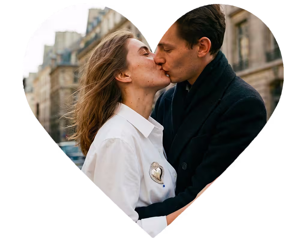 Couple d'amoureux s'embrassant, broche Tama Cœur Sacré bijou artisanal cadeau Saint-Valentin