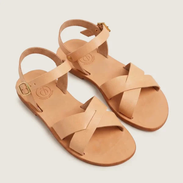 Sandales en cuir beige avec lanières croisées - modèle Sitia- sandales Photyne - fond uni beige