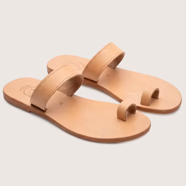 Sandales grecque plates en cuir naturel avec large bride sur le dessus et bride d’orteil, présentées à plat sur fond clair - modèle Chania - Photyne
